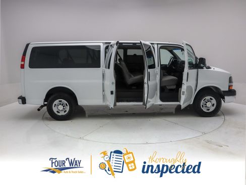 Used 2015 Chevrolet Express 3500 LT w/ LT Preferred Equipment Group RWD image 3