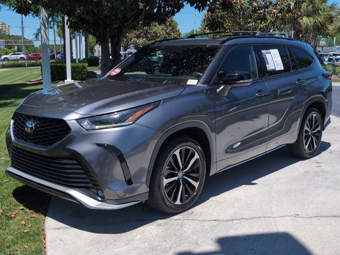Used 2022 Toyota Highlander XSE AWD/4WD image 5