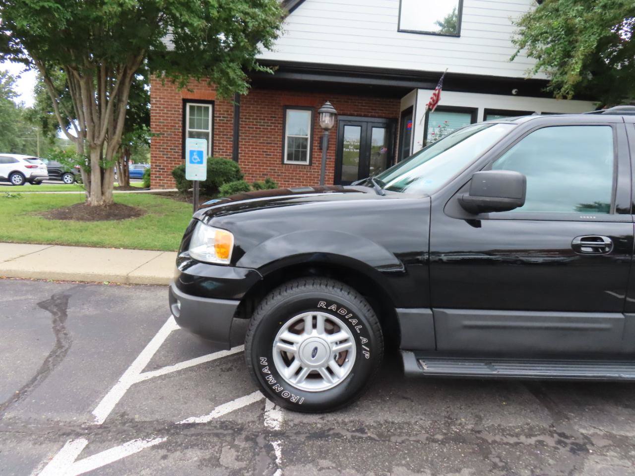 Used 2004 Ford Expedition XLT AWD/4WD image 2
