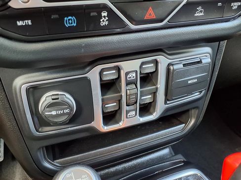 Used 2024 Jeep Wrangler Unlimited Sahara image 8