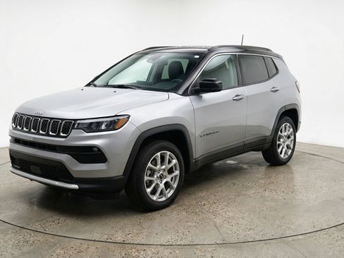Used 2025 Jeep Compass Limited image 3