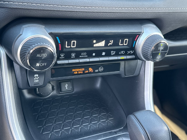 Certified 2021 Toyota RAV4 LE AWD/4WD image 31