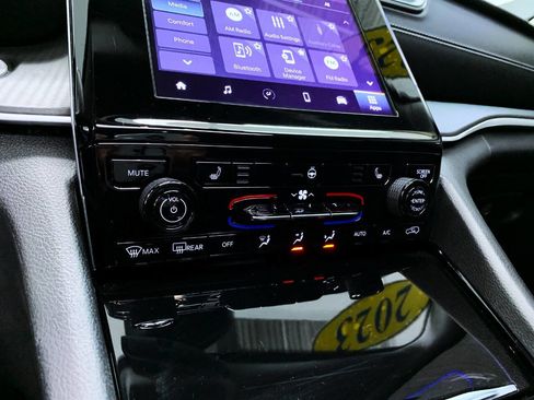 Used 2023 Jeep Grand Cherokee Laredo w/ Luxury Tech Group I image 15