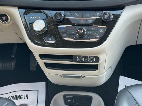 Used 2024 Chrysler Pacifica Touring-L FWD image 18