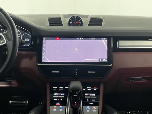 Used 2020 Porsche Cayenne S image 19