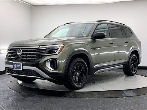 Certified 2025 Volkswagen Atlas Peak Edition SE AWD/4WD image 2