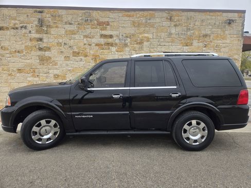 Used 2005 Lincoln Navigator Luxury image 1