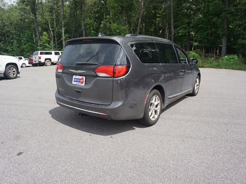Used 2017 Chrysler Pacifica Touring-L w/ Tire & Wheel Group FWD image 23