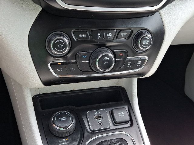 Used 2020 Jeep Cherokee Latitude Plus AWD/4WD image 32