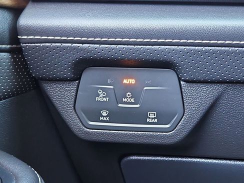 Used 2025 Volkswagen Atlas SE image 14