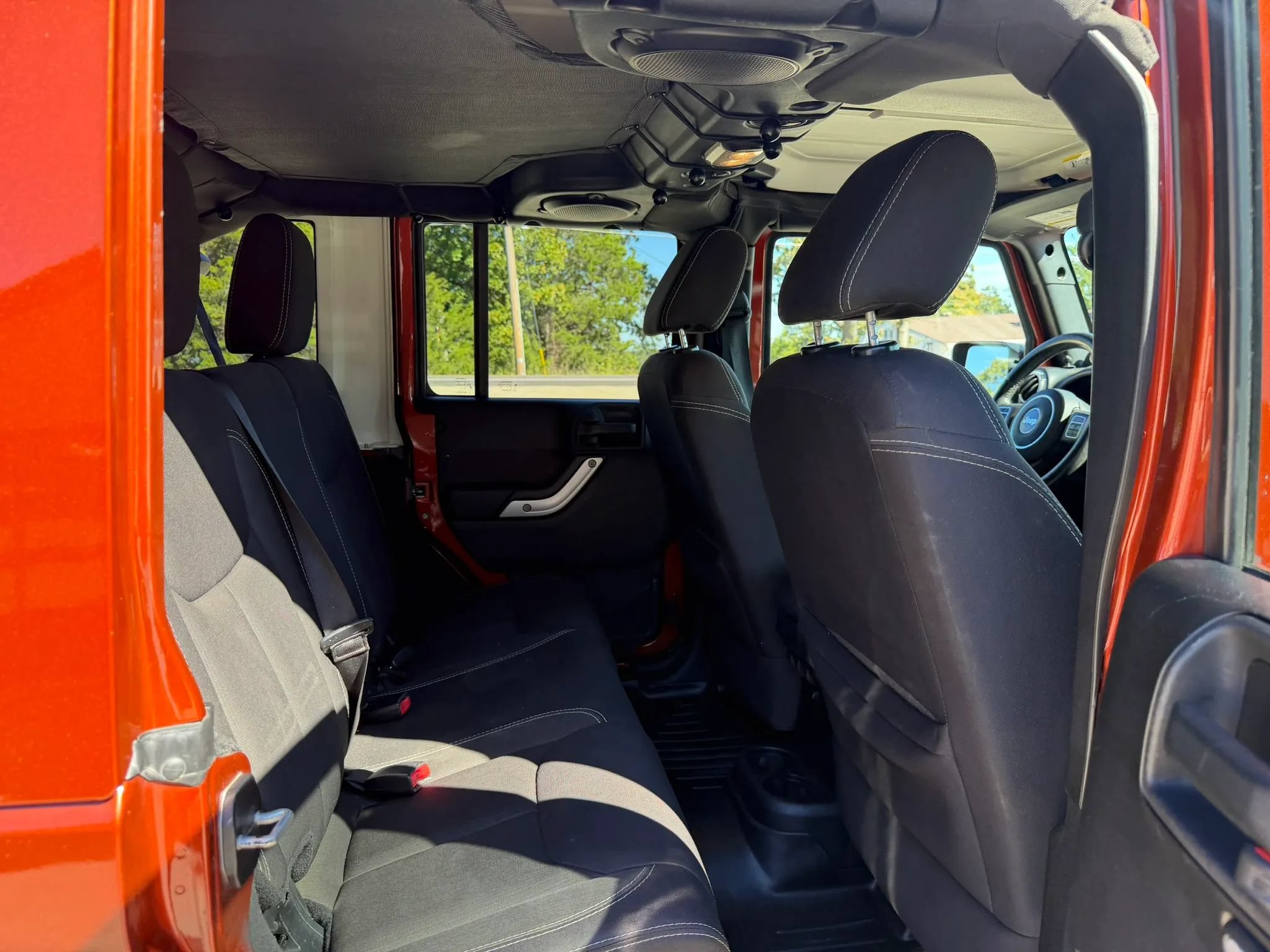 Used 2014 Jeep Wrangler Unlimited Sahara w/ Connectivity Group AWD/4WD image 40