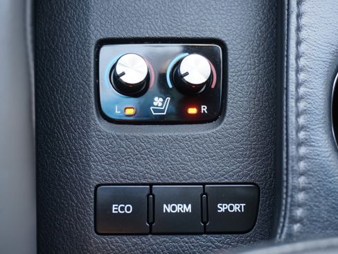 Used 2016 Toyota Avalon Limited image 23