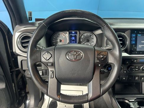 Used 2017 Toyota Tacoma TRD Off-Road AWD/4WD image 18
