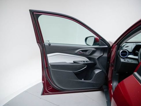 Used 2025 Chevrolet Trax LT FWD image 23