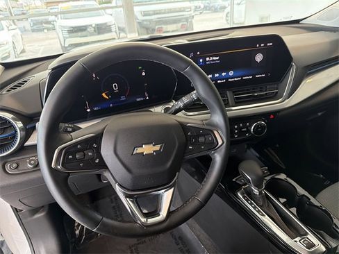 Certified 2025 Chevrolet Trax LT w/ LT Convenience Package image 17