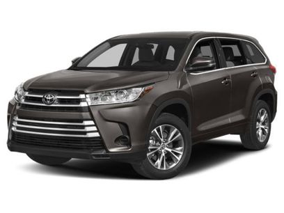 Used 2019 Toyota Highlander LE w/ Carpet Mat Package (TMS)