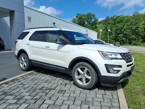 Used 2017 Ford Explorer XLT w/ Equipment Group 202A AWD/4WD image 3