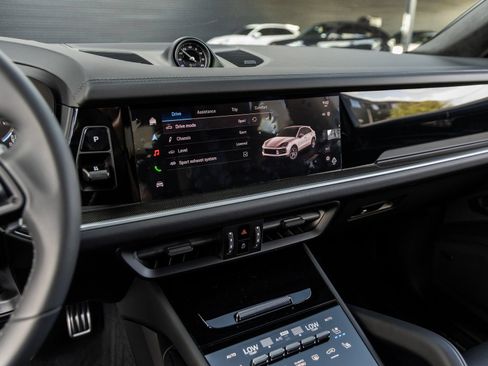 Certified 2025 Porsche Cayenne S AWD/4WD image 31