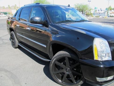 Used 2011 Cadillac Escalade EXT image 9