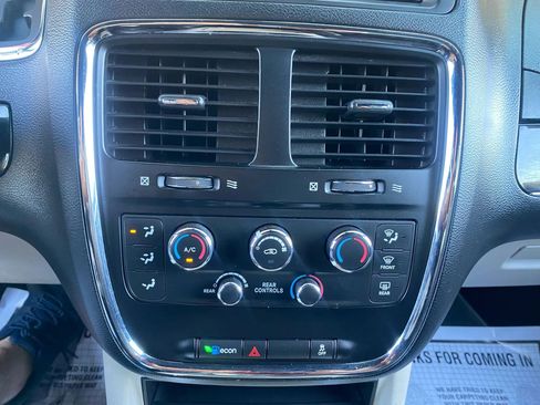 Used 2020 Dodge Grand Caravan SXT image 19