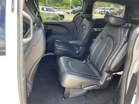 Used 2025 Chrysler Pacifica Select FWD image 16