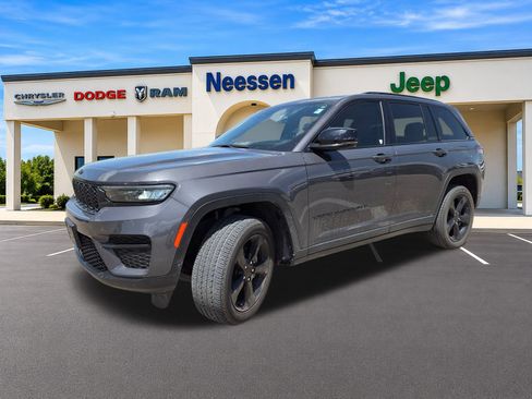 Used 2024 Jeep Grand Cherokee Altitude RWD image 3
