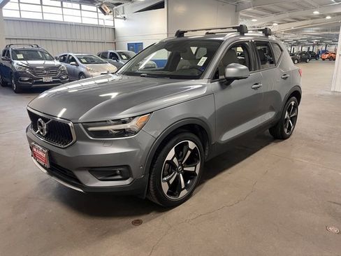 Used 2019 Volvo XC40 T5 Momentum image 7