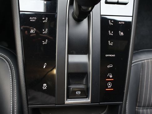 Certified 2023 Porsche Macan Turbo AWD/4WD image 27