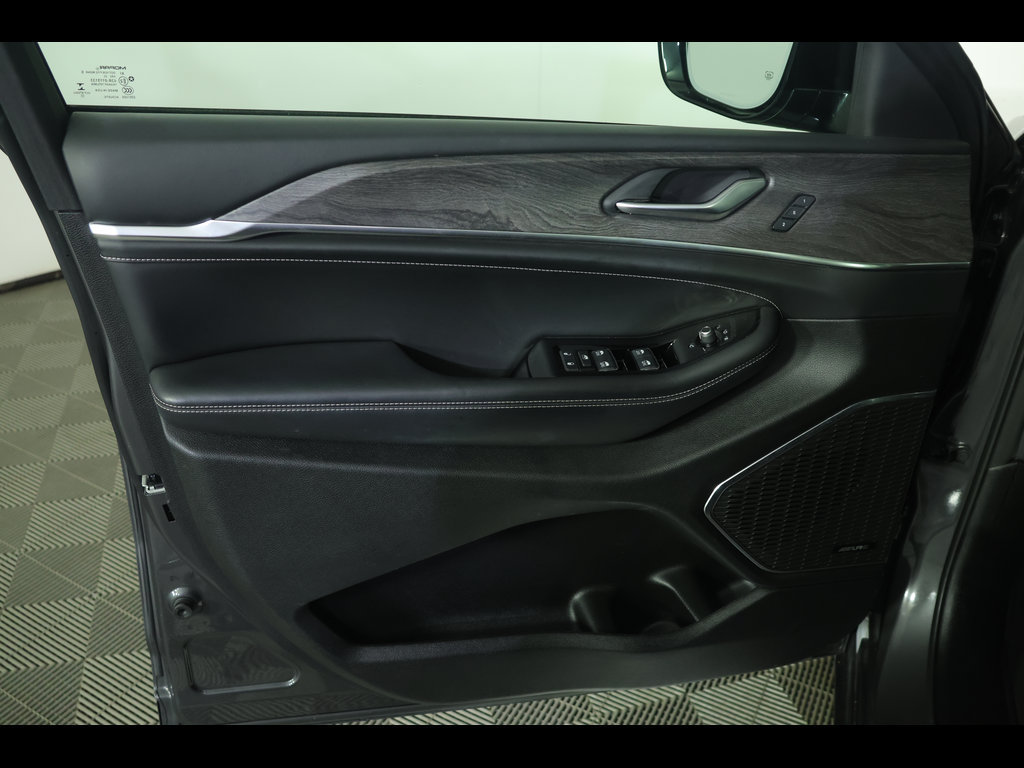 Used 2022 Jeep Grand Cherokee Overland AWD/4WD image 18