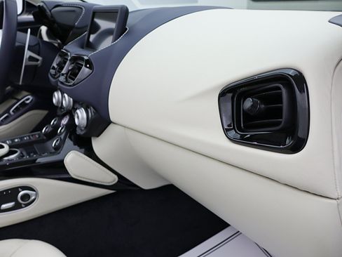 Used 2022 Aston Martin V8 Vantage Roadster RWD image 35