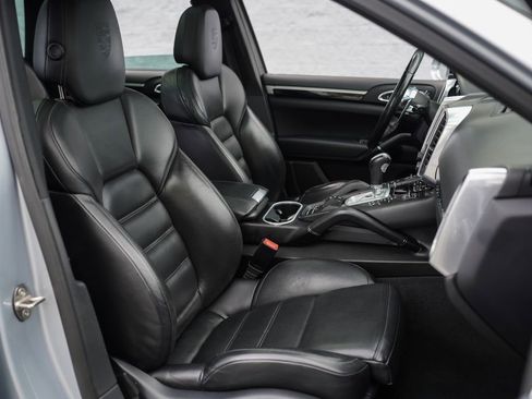 Used 2017 Porsche Cayenne Platinum Edition image 25