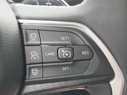 Used 2023 Jeep Grand Cherokee Altitude AWD/4WD image 31