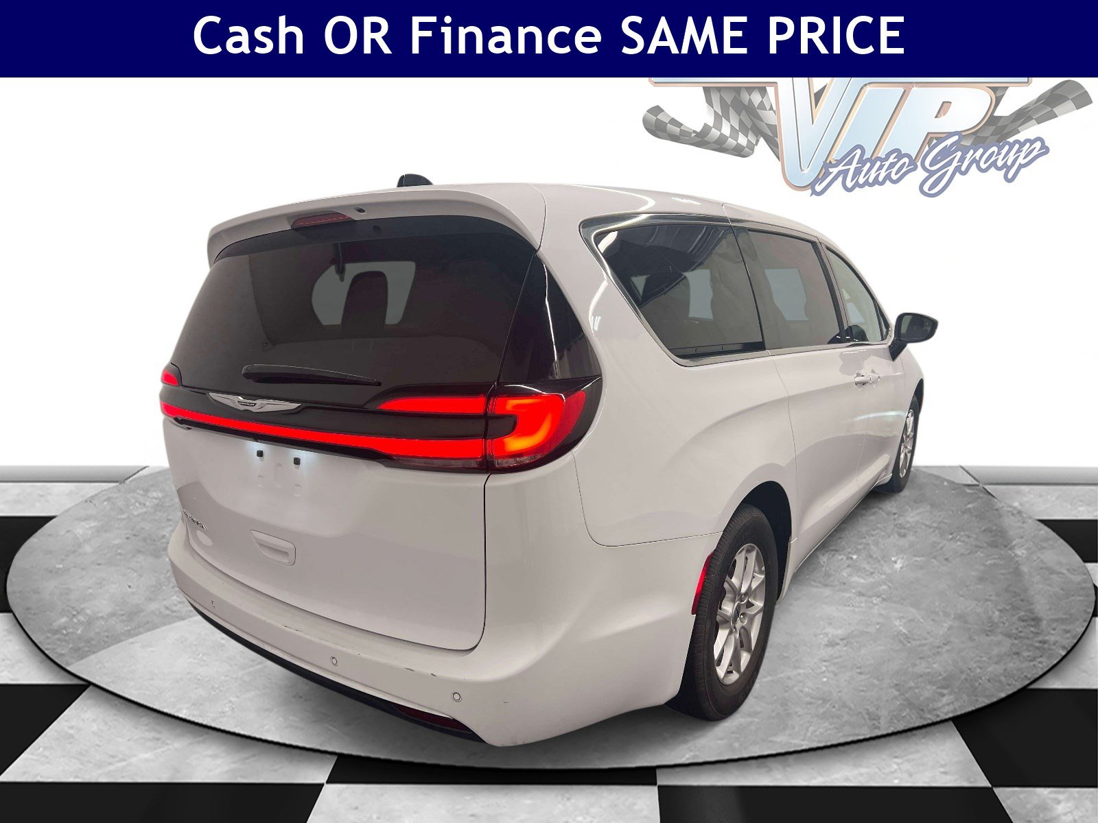 Used 2024 Chrysler Pacifica Touring-L FWD image 7