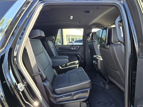 Used 2024 GMC Yukon SLT w/ SLT Luxury Package image 19