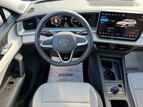 Used 2025 Volkswagen Tiguan SE w/ Panoramic Sunroof Package image 11