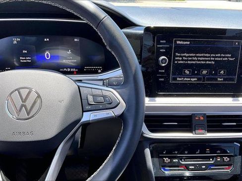 Used 2025 Volkswagen Taos SE w/ Panoramic Sunroof Package FWD image 25