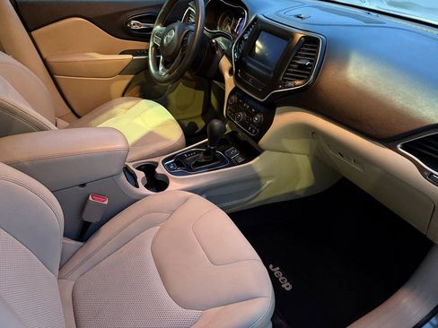 Used 2019 Jeep Cherokee Latitude w/ Popular Appearance Group image 3