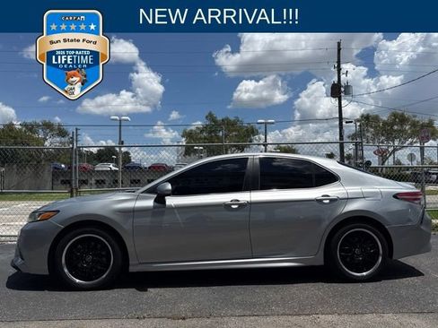 Used 2018 Toyota Camry SE FWD image 1