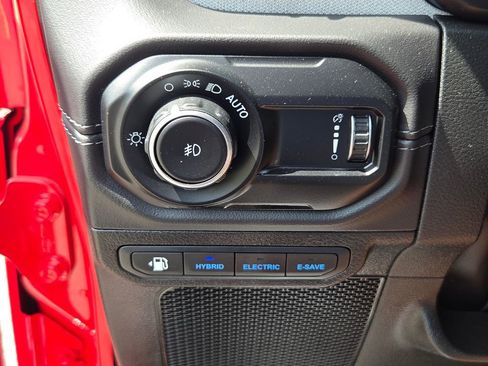 Used 2025 Jeep Wrangler Unlimited Sahara AWD/4WD image 26