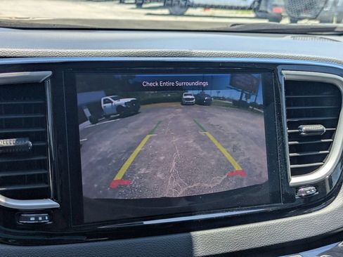Used 2023 Chrysler Pacifica Touring-L FWD image 23