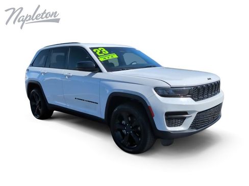Used 2023 Jeep Grand Cherokee Altitude AWD/4WD image 3