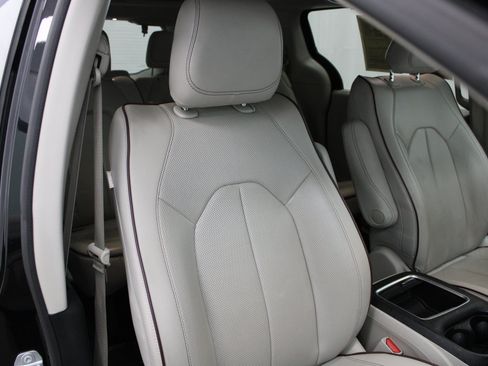 Used 2020 Chrysler Pacifica Limited image 33
