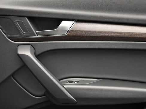 Certified 2025 Audi Q5 2.0T Premium image 46