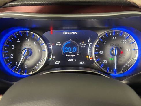 Used 2018 Chrysler Pacifica Limited w/ Tire & Wheel Group FWD image 28