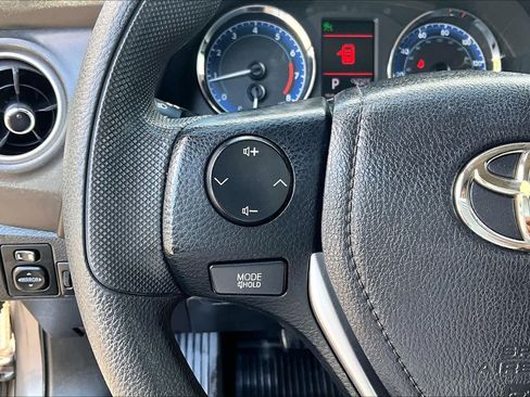 Used 2018 Toyota Corolla LE FWD image 22