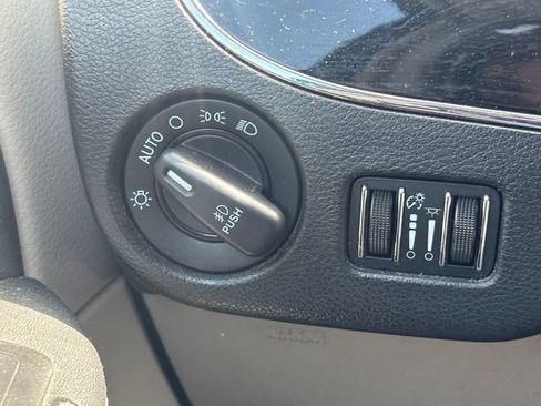 Used 2014 Chrysler Town & Country Touring-L FWD image 22