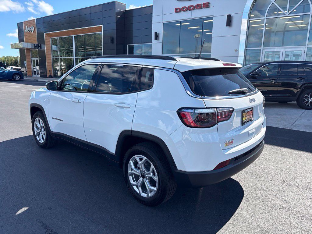 Used 2025 Jeep Compass Latitude AWD/4WD image 3