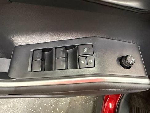 Used 2023 Toyota Highlander XLE AWD/4WD image 11