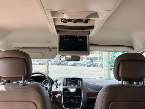 Used 2016 Chrysler Town & Country Touring image 9