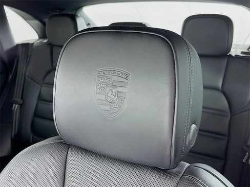 Certified 2025 Porsche Macan image 31